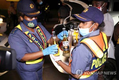지난 9일 경찰이 프리토리아에서 야간 순찰중 적발한 술을 압수하고 있다. [로이터=연합뉴스]