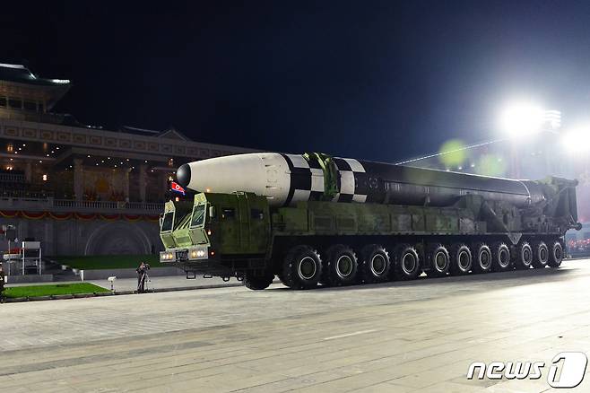 (평양 노동신문=뉴스1) = 지난해 10월10일 북한 노동당 창건일 기념 열병식서 공개된 신형 대륙간탄도미사일(ICBM)의 모습. 해당 ICBM은 화성-15형이 실렸던 9축(18바퀴) 이동식발사차량(TEL)보다 길어진 11축(바퀴 22개)에 실려 마지막 순서로 공개됐다. [국내에서만 사용가능. 재배포 금지. DB 금지. For Use Only in the Republic of Korea. Redistribution Prohibited] rodongphoto@news1.kr