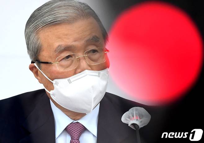 김종인 국민의힘 비상대책위원장이 14일 오전 서울 여의도 국회에서 열린 국민의힘 비상대책위원회의에서 모두발언을 하고 있다. 2021.1.14/뉴스1 © News1 박세연 기자