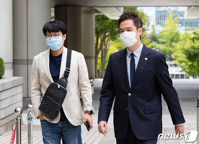 '故백남기 유족 명예훼손' 혐의로 기소된 김세의(오른쪽) 가로세로연구소 대표와 만화가 윤서인 씨가 1일 오전 서울 서초구 서울중앙지방법원에서 열린 항소심 선고기일에 출석하고 있다. 2020.9.1/뉴스1 © News1 이재명 기자