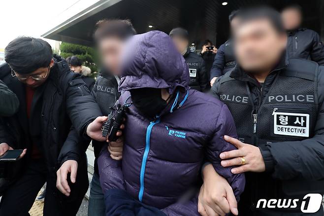 광주 한 모텔에 불을 질러 27명의 사상자를 낸 김모씨(39)가 광주지방법원으로 이송되고 있다. 2019.12.24/뉴스1 © News1 황희규 기자