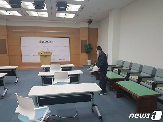 이언주 예비후보 공약발표 기자회견이 진행된 부산시의회 브리핑룸 방역 장면(부산시의회 제공) © 뉴스1