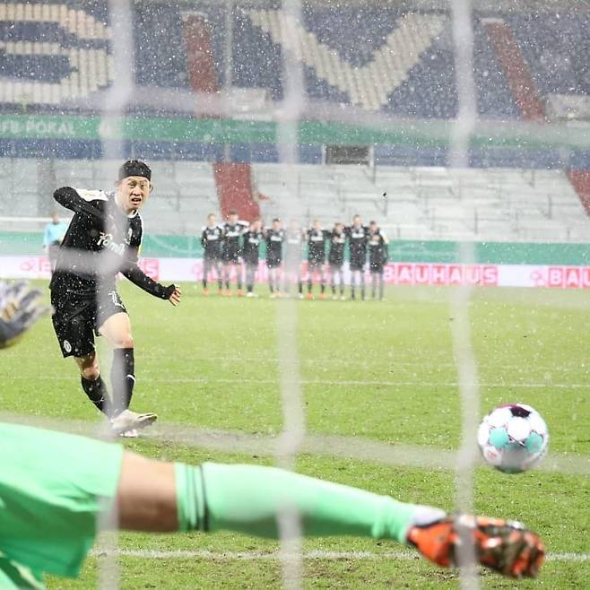 바이에른 뮌헨과의 독일축구협회(DFB) 포칼 32강전에서 승부차기에서 페널티킥을 성공시키는 이재성.(홀슈타인 킬 페이스북 캡처) © 뉴스1