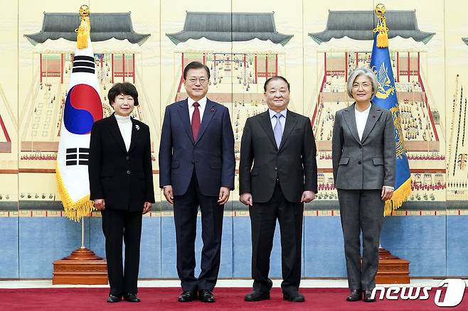 문재인 대통령이 14일 오전 청와대 본관에서 강창일 주일대사에게 신임장을 수여한 후 강 대사 내외, 강경화 외교부장관과 함께 기념촬영을 하고 있다. 2021.1.14/뉴스1 © News1 이광호 기자