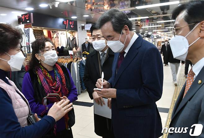 이낙연 더불어민주당 대표가 14일 오후 서울 영등포 지하상가를 방문해 상인들의 고충을 들으며 메모하고 있다. 2021.1.14/뉴스1 © News1 국회사진취재단