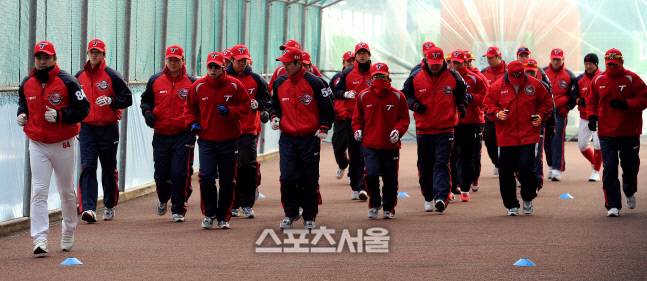 KIA 선수단이 지난 2012년 1월 시즌 첫 훈련을 무등구장 옆에 임시로 설치한 대형 비닐하우스 안에서 시작하고 있다. (스포츠서울 DB)