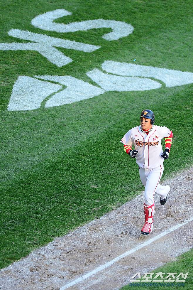 '영원한 SK맨' 2012년 10워 28일. 2012 한국시리즈 3차전 SK와 삼성의 경기에서 김강민이 6회말 2사 1,2루 삼성 안지만을 상대로 좌중월 3점 홈런을 날렸다. 위풍당당 그라운드를 돌고 있는 김강민.