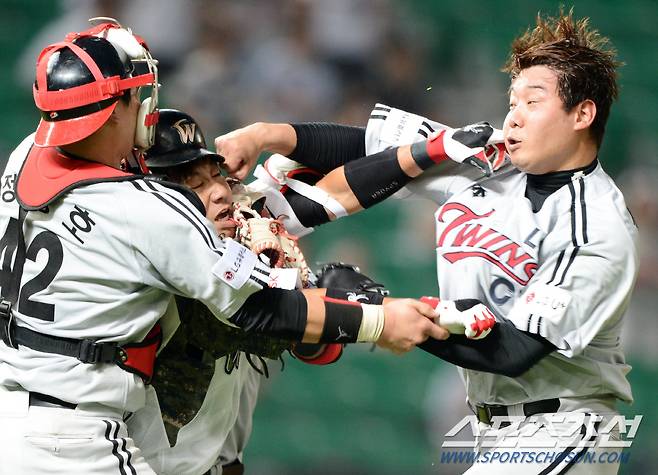 '강민타! 지금은 불미스러운 사건으로 KBO리그를 떠난 류제국과 펀치를 주고받는 김강민' 2016년 6월 21일. SK와 LG의 경기에서 5회말 LG 류제국의 투구에 맞은 SK 김강민이 마운드로 달라가 난투극을 벌이고 있다. 김강민과 류제국은 다음날 바로 화해했다.