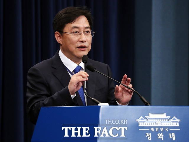 강민석 청와대 대변인은 14일 박근혜 전 대통령이 이날 대법원에서 징역 20년 형을 확정받은 것과 관련해 "'대한민국은 민주공화국이다'라는 헌법 정신이 구현됐다"고 평가했다. /뉴시스