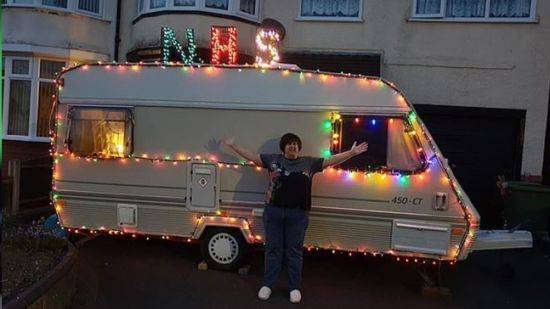 84세 노모에게 신종 코로나바이러스 감염증(코로나19)을 전염시키지 않기 위해 약 9개월 동안 트레일러 생활을 한 영국 간호사 사라 링크 씨. / 사진=페이스북 캡처