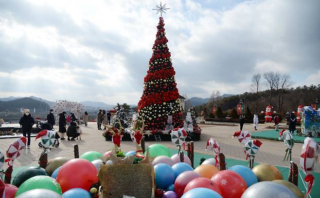 지난해 12월 25일 성탄절을 맞이한 전북 임실군 임실치즈테마파크를 찾은 관광객들이 아름답게 꾸며진 조형물 사이를 지나며 성탄절을 즐기고 있다./뉴시스
