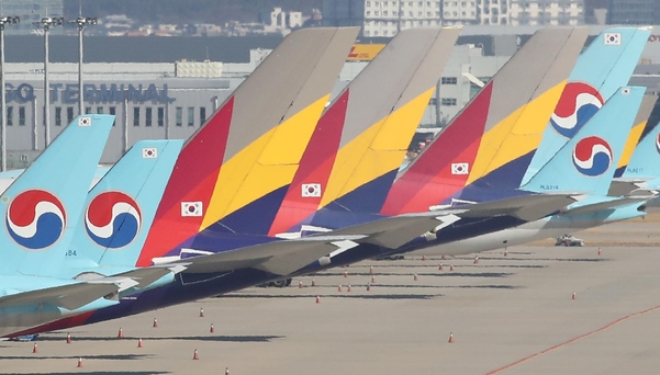 지난 1월 6일 오후 인천국제공항에서 주기장에 대한항공과 아시아나항공 여객기가 세워져 있다. /연합뉴스