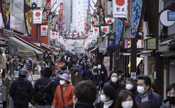 일본이 신종 코로나바이러스 감염증(코로나19) 확산 방지를 위해 긴급사태를 선포한 가운데 11일 도쿄 우에노의 전통시장이 쇼핑객으로 북적이고 있다./연합뉴스