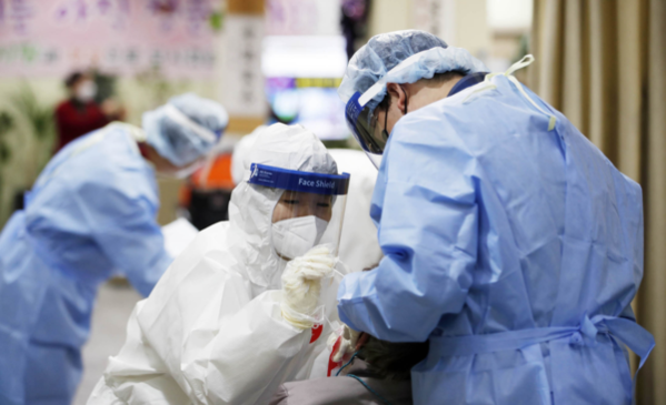 지난달 29일 오후 광주 북구의 한 노인주간보호센터에서 북구보건소 코로나 대응 의료진들이 종사자와 센터 이용 어르신들을 대상으로 코로나19 검체를 채취하고 있다./연합뉴스