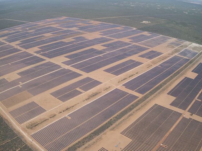 한화에너지(174파워글로벌)가 개발하여 운영 중인 미국 텍사스주 Oberon 1A(194MW) 태양광발전소 전경ⓒ한화에너지