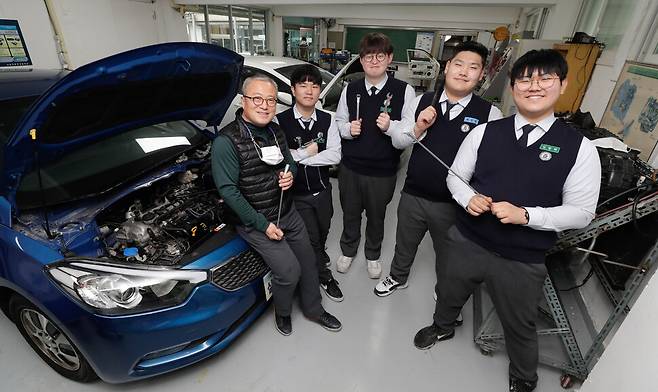 지난해 12월11일 오후 서울 용산구 서울자동차고등학교 실습실에서 조준호 선생님(맨 왼쪽)과 2, 3학년 학생들이 인터뷰를 하기 전 사진촬영을 하고 있다. 김혜윤 기자 unique@hani.co.kr