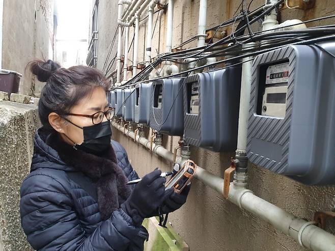 지난 12월24일 서울 광진구 중곡동 일대서 가스검침 중인 김영애씨. 김민제 기자