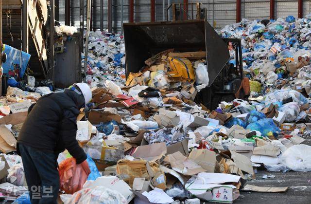 평균 한 사람이 매일 만들어내는 쓰레기는 1.06kg이다. 그 중 대부분이 재활용되지 못한다. 사진은 지난 7일 경기 고양시 일산동구 금호자원 선별장 모습. 홍인기 기자