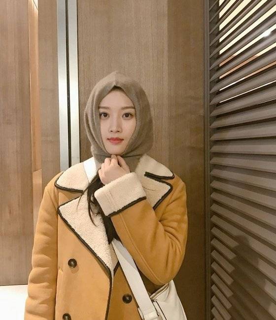 Actor Moon Ga-young reveals behind-the-scenes cut of Drama True BeautyMoon Ga-young posted three photos on his SNS with Shhh on the 14th.Moon Ga-young in the open photo is wearing a hood in his coat. He smiles at the camera and emits a lovely charm.In TVNs drama True Beauty, which was broadcast on the 13th, Im Ju-kyung (Moon Ga-young) and Lee Soo-ho (Cha Eun-woo) who started secret love were depicted.On the other hand, TVN True Beauty starring Moon Ga-young is broadcast every Wednesday and Thursday at 10:30 pm.