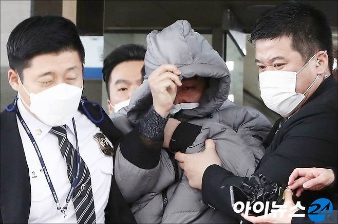 생후 16개월 된 정인이에게 장기간 학대를 가해 숨지게 한 혐의를 받는 양부 안모 씨가 13일 서울 양천구 서울남부지방법원에서 첫 재판을 마친 뒤 청사를 빠져나가고 있다.