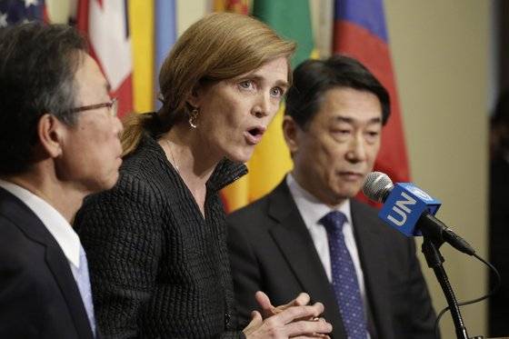 2016년 2월 서맨사 파워(가운데) 당시 유엔 대표부 미국 대사가 북한의 장거리 미사일 발사시험과 관련해 한·미 대표와 기자회견을 하는 모습. [AP=연합뉴스]