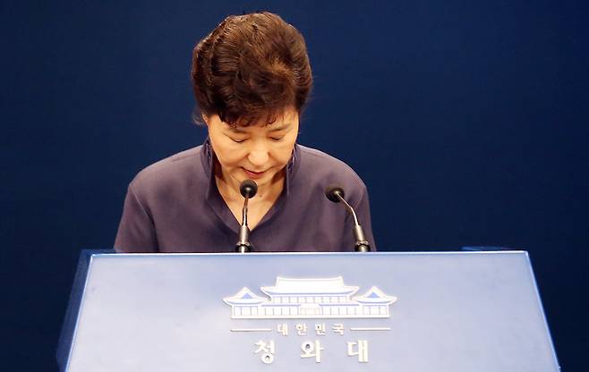 박근혜 대통령이 2016년 10월 25일 오후 청와대 춘추관에서 연설문 유출과 관련 대국민 사과 기자회견을 하며 고개를 숙이고 있다.김성룡 기자