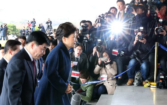 박근혜 전 대통령이 피의자 신분으로 2017년 3월 21일 오전 서울중앙지검에 출두하고 있다. 사진공동취재단