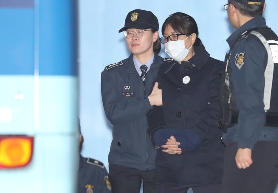 최순실씨가 2018년 2월 13일 오후 서울중앙지법에서 열린 1심 선고공판에서 징역 20년을 선고 받고 호송차로 향하고 있다. 중앙포토