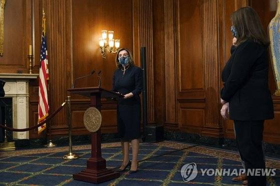 하원이 통과시킨 트럼프 탄핵소추안 서명에 앞서 발언하는 펠로시 의장. [AP=연합뉴스]