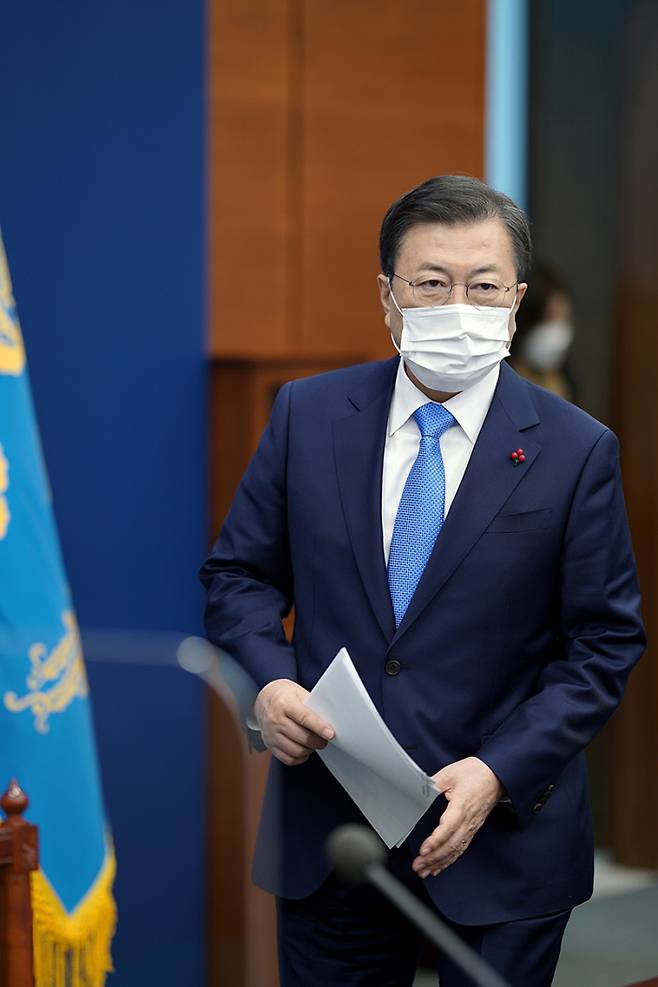 문재인 대통령이 지난 11일 청와대에서 수석보좌관 회의를 주재하고 있다. 청와대 제공