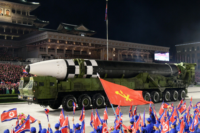 지난해 10월 10일 노동당 창건 75주년 기념 열병식에서 신형 대륙간탄도미사일(ICBM)이 선보이고 있다. 노동신문