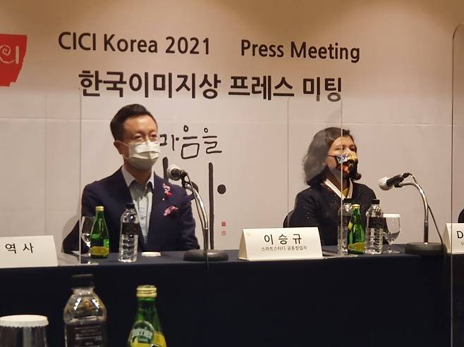 Secretary-General of the UN Generation Equality Forum Delphine O (right) and SmartStudy co-founder Lee Seung-gyu (Lim Jang-won / The Korea Herald)