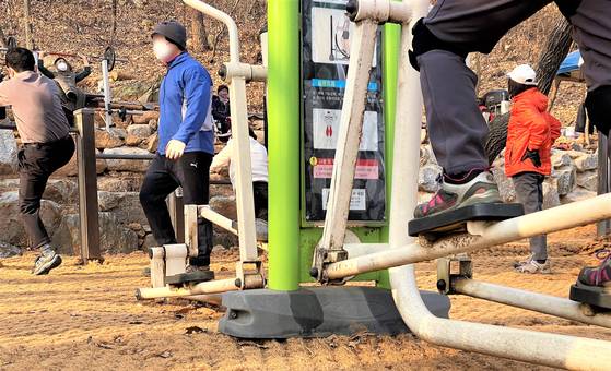 People make use of a public outdoor exercise area in Gyeonggi after gyms were forced to shut down due to stricter social distancing measures. [KIM HONG-JOON]