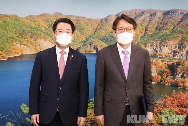 ▲ 김영록 전남도지사가 14일 도청 접견실에서 한국학호남진흥원 2대 원장으로 임명된 천득염(68, 오른쪽) 신임 원장에게 임명장을 수여하고 기념촬영을 하고 있다.[사진=전남도]