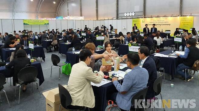 ▲ ‘2021국제농업박람회’가 대한무역투자진흥공사(KOTRA)의 ‘2021국내전시회 바이어 유치지원 사업’에 선정됐다. 2019 국제농업박람회 수출상담회 자료사진.[사진=국제농업박람회]