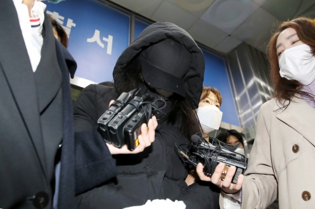 정인이를 학대한 혐의로 구속된 양어머니가 지난해 11월 서울 양천구경찰서에서 검찰로 송치되고 있다. 뉴시스