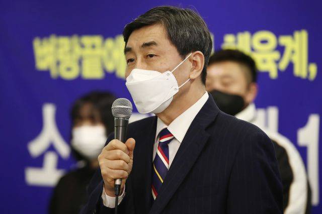 이종걸 제41대 대한체육회장 선거 후보가 14일 서울 중구 서소문로의 한 피트니스클럽에서 기자회견을 열고 코로나19 대유행으로 생활고에 놓인 체육인을 위한 피해보상금 지원 공약을 밝히고 있다. 연합뉴스