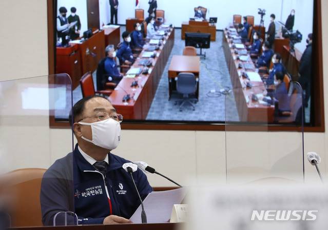 [서울=뉴시스]배훈식 기자 = 홍남기 경제부총리 겸 기획재정부 장관이 14일 오후 서울 종로구 정부서울청사에서 열린 국회-청사 비대면 이원 화상 한국판 뉴딜 당정추진본부 회의에 참석해 발언하고 있다.(공동취재사진) 2021.01.14. photo@newsis.com