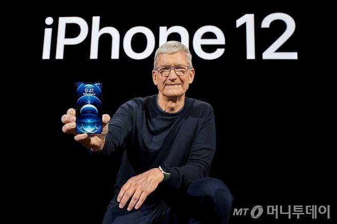 Apple CEO Tim Cook poses with the all-new iPhone 12 Pro at Apple Park in Cupertino, California, U.S. in a photo released October 13, 2020. Brooks Kraft/Apple Inc./Handout via REUTERS NO RESALES. NO ARCHIVES. THIS IMAGE HAS BEEN SUPPLIED BY A THIRD PARTY. TPX IMAGES OF THE DAY팀 쿡 애플 최고경영자가 13일(현지시간) 미국 캘리포니아 주 쿠퍼티노 애플파크에서 신형 '아이폰12'를 들고 포즈를 취하고 있다. / 사진제공=로이터 뉴스1