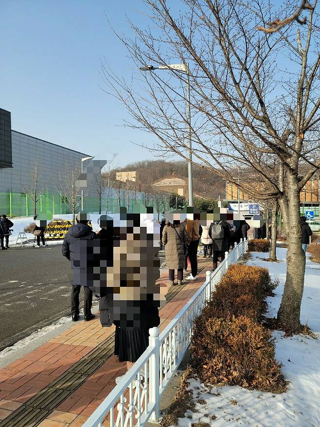 14일 오전 서울남부교도소 정문 앞에서 출소자 가족과 지인들이 출소자를 기다리고 있다./사진=이사민 기자