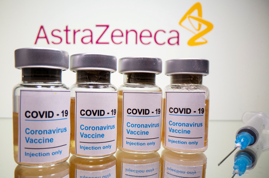 정부가 오는 2월부터 코로나19 백신 접종을 시작하겠다고 밝힌 가운데 대한의사협회가 예방접종 시행 계획안에 대해 의견을 피력했다. 사진은 아스트라제네카 백신./사진=로이터