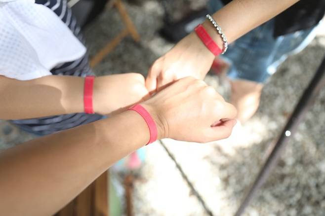 지난 시즌 선수와 관계자들이 팔목에 착용한 체크 밴드