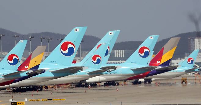 인천국제공항에 한국의 양대항공사인 대한항공과 아시아나 항공의 항공기가 서 있다. [연합]
