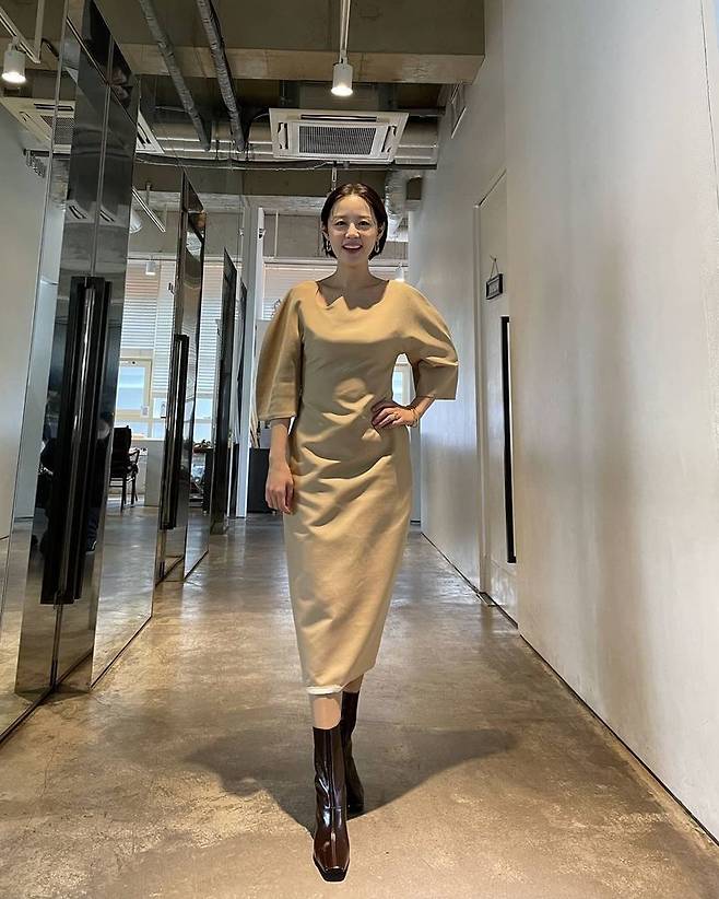 Broadcaster Lee Ha Jung shared his personal routine.On January 14, Lee Ha Jung posted a picture on his personal Instagram with an article entitled Today, I will enjoy the recording day of My wifes taste ~ Lets all have a good afternoon.Lee Ha Jung in the public photo poses in a sophisticated One Piece. A bright smile toward the camera attracts attention.