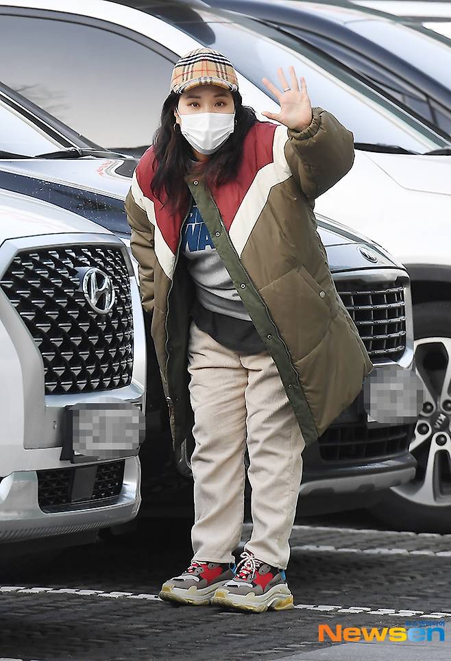 Comedian Shin Bong-sun is leaving the SBS Mokdong office building in Yangcheon-gu, Seoul after completing the schedule of SBS Power FM Dooshi Escape TV Cultwo Show on the afternoon of January 14.