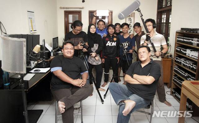 [광주=뉴시스] 변재훈 기자 = 5·18 광주인권상 심사위원회는 14일 광주 서구 5·18기념재단에서 기자회견을 열어 인도네시아의 다큐멘터리 영상 제작 단체인 '워치독 다큐멘터리 메이커(Watchdoc Documentary Maker)'를 올해 광주인권상 특별상 수상단체로 정했다고 밝혔다. 이 단체는 민주주의·인권 등 사회 문제를 조명하는 다수의 영상물을 제작, 교육자료로 무료 제공해 높은 평가를 받았다. (사진=5·18기념재단 제공) 2021.01.14. photo@newsis.com