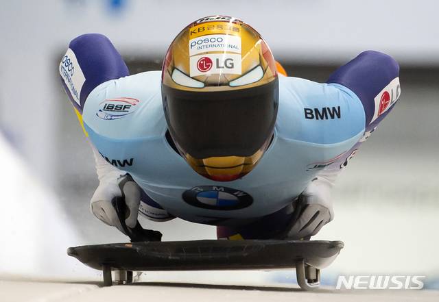 [알텐베르크=AP/뉴시스]윤성빈이 27일(현지시간) 독일 알텐베르크에서 열린 2020 국제봅슬레이스켈레톤경기연맹(IBSF) 세계선수권 남자 스켈레톤 1차 시기 경기를 펼치고 있다. 윤성빈은 1차 56.47초, 2차 56.45초로 합계 1:52.92의 기록으로 첫날 경기를 5위로 마쳤다. 세계선수권 대회는 월드컵과 달리 총 4회의 경기를 펼쳐 합산 기록으로 순위가 결정되며 28일 3, 4차 시기가 이어진다. 2020.02.27.