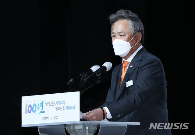 [서울=뉴시스]이윤청 기자 = 이기흥 대한체육회장이 3일 서울 송파구 올림픽공원 올림픽홀에서 열린 대한민국체육 100년 기념식에서 축사하고 있다. 2020.11.03. radiohead@newsis.com