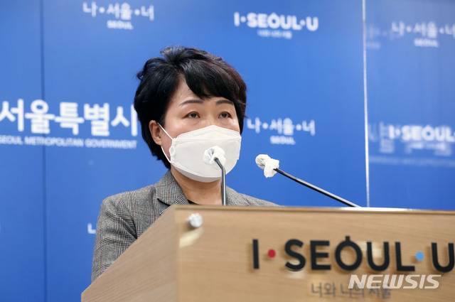 [서울=뉴시스]홍효식 기자 = 김선순 서울시 복지정책실장이 14일 서울 중구 서울시청 브리핑룸에서 서초구 수급자 (방배동 모자) 사망사건 관련 서울시 복지사각지대 발굴·지원 개선대책 기자설명회를 하고 있다. 2021.01.14. yesphoto@newsis.com