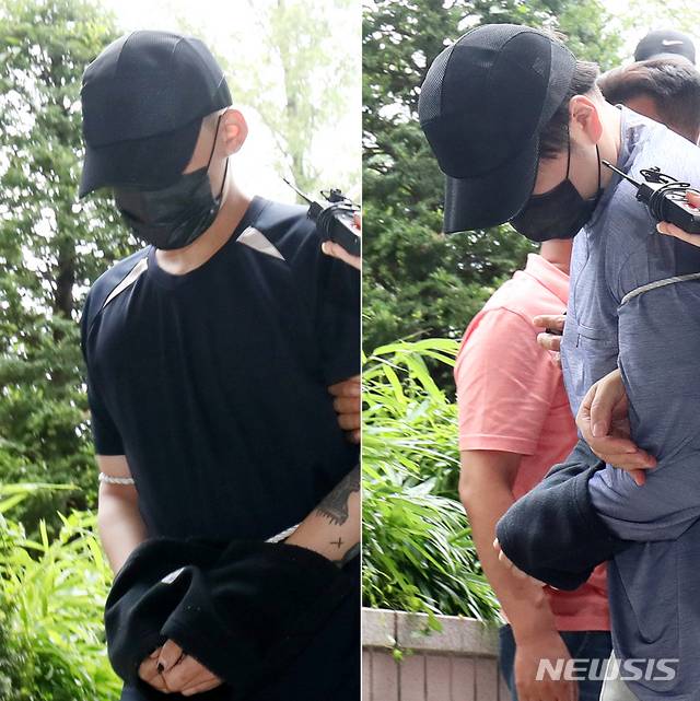 [인천=뉴시스] 이종철 기자 = 친구를 살해한 뒤 시신을 여행용 가방에 넣어 유기한 혐의를 받는 A씨 등 2명이 5일 오후 구속 전 피의자 심문(영장실질심사)을 받기 위해 인천시 미추홀구 인천지방법원으로 들어서고 있다. 2020.08.05. jc4321@newsis.com